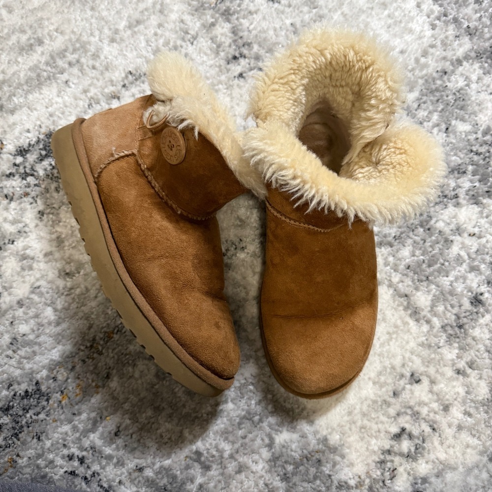 UGG Australia Women's Classic Short Chestnut Suede Sheepskin‎ Boots Size Unknown